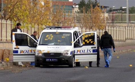 D­i­y­a­r­b­a­k­ı­r­­d­a­ ­p­o­l­i­s­e­ ­b­ı­ç­a­k­l­ı­ ­s­a­l­d­ı­r­ı­ ­-­ ­Y­a­ş­a­m­ ­H­a­b­e­r­l­e­r­i­